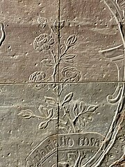 Representación de un rosal, con inscripción: "Qi. plantatio rosa". Detalle de una hoja de la puerta.