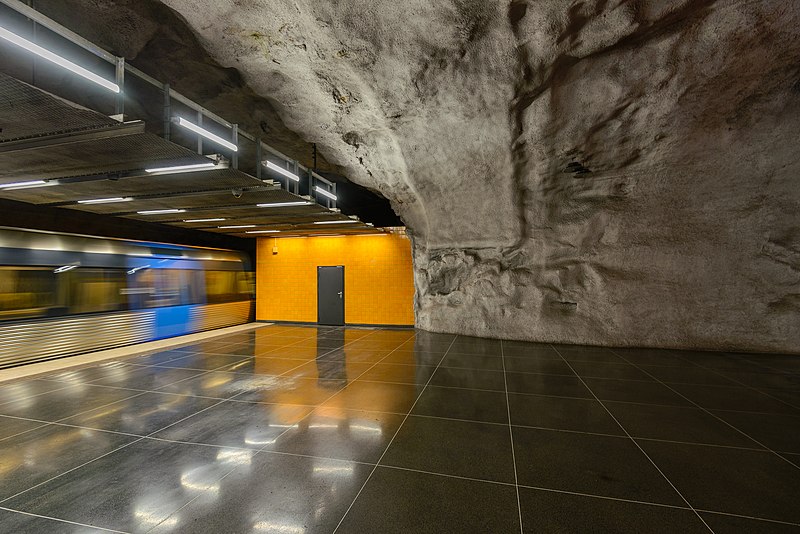 File:Universitetet metro station January 2015 03.jpg