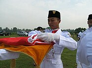 Petugas paskibraka nasional Indonesia mengenakan peci pada saat upacara pengibaran bendera negara.