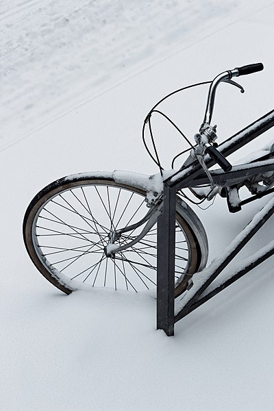 File:Vélo dans la neige 02.jpg