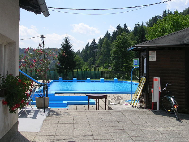 File:VisnjaGora - swiming pool.jpg