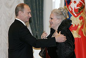 Президент Российской Федерации Владимир Путин вручает актрисе Элине Быстрицкой орден «За заслуги перед Отечеством» I степени. Москва, Кремль, 29 апреля 2008 года