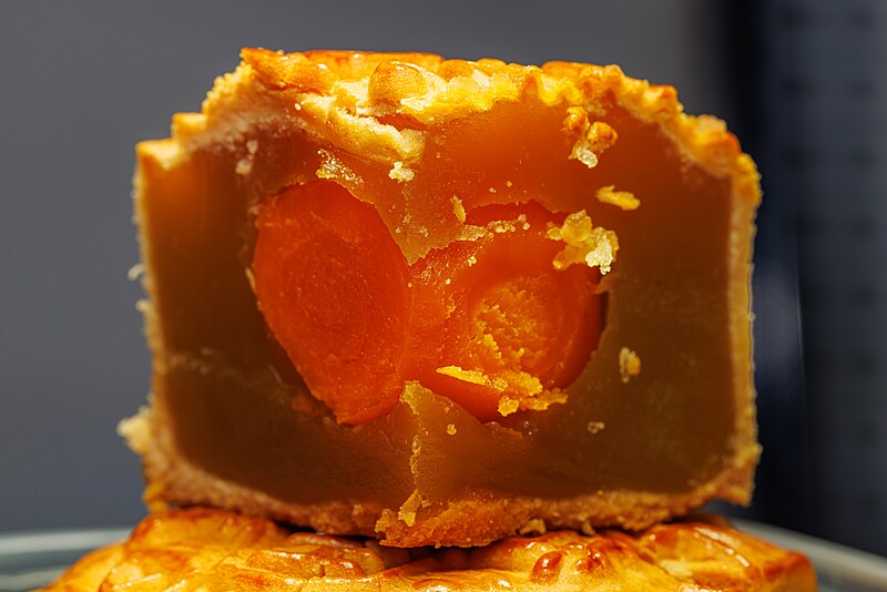 File:WING WAH LOTUS SEED PASTE MOONCAKE (2).jpg