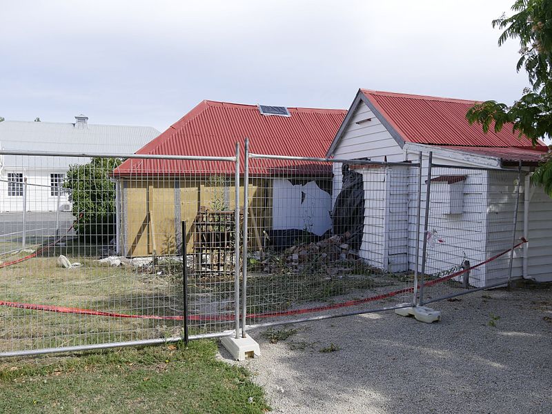 File:Waiau Cob Cottage (after earthquake).jpg