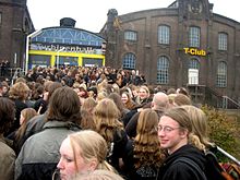 Die Gutehoffnungshütte, Aktienverein für Bergbau und Hüttenbetrieb (kurz GHH) 220px-Waiting_at_the_turbinenhalle