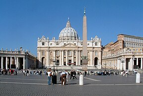 Plaza de San Pedro de Roma, donde, bajo la cúpula renacentista de Miguel Ángel, destacan los elementos barrocos: la fachada  (1607-1626) de Maderno y la columnata de Bernini