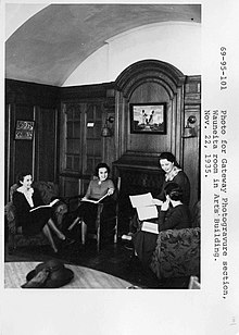Três mulheres sentadas na Sala Wuaneita, uma sala de estudos só para mulheres com painéis de madeira, na Universidade de Alberta em 1935