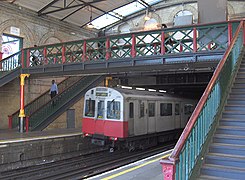 De trappen met loopbrug in het Underground deel