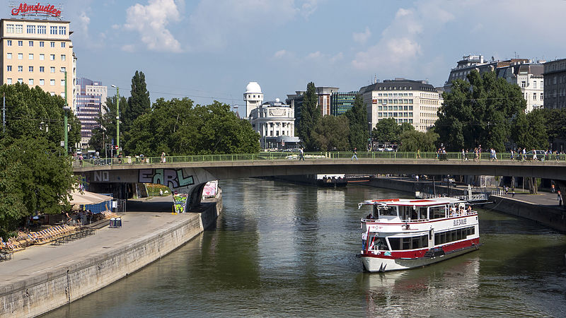 File:Wien 01 Donaukanal Schwedenbrücke a.jpg