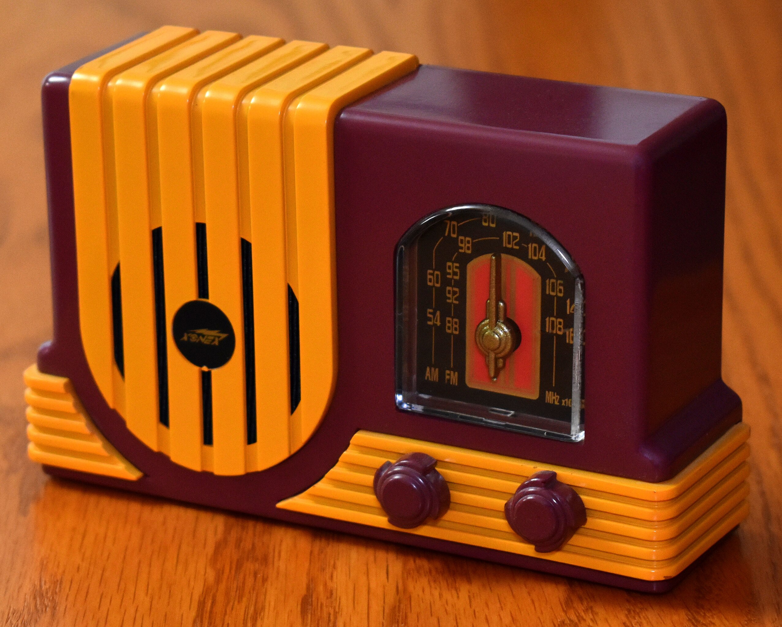 File:Xonex 1940's Collection Novelty AM-FM Radio, Replica Of An 