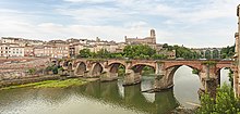 Ang Albi nga nagpakita sa Cathedral sa Sinte-Cécile ug ang Pont Vieux (Old Bridge) sa River Tarn