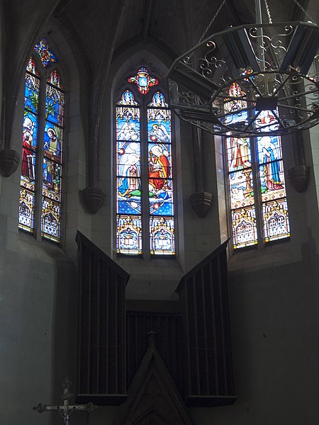 File:Église Notre-Dame à l'intérieur vitrail de la nef.JPG