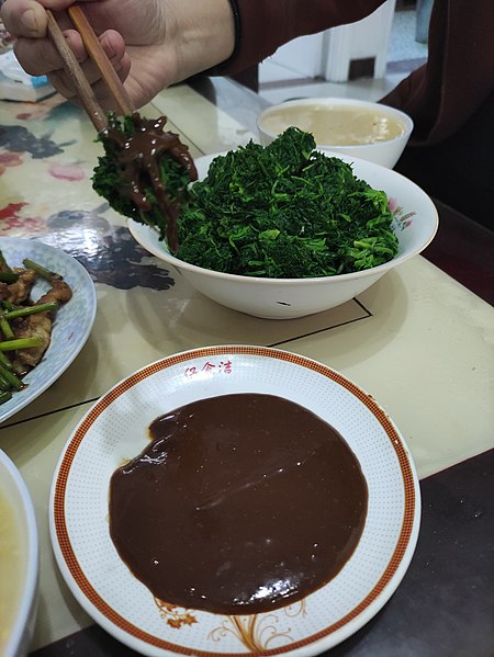 File:蘸酱食用播娘蒿 01.jpg