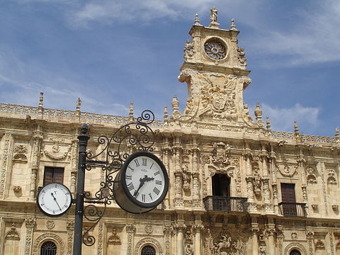 Время часов в испания. Монастырь Сан Маркос. Часовая башня Испания.