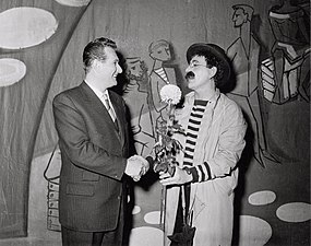 Avec son frère Kees Manders (nl) au théâtre royal Carré en 1957