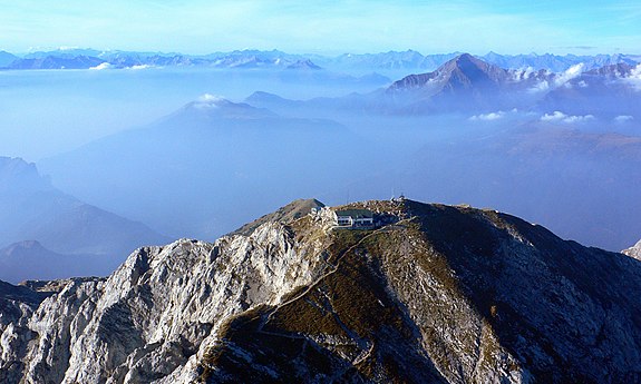 Toppen av norra Grigna, med Luigi Brioschi tillflyktsort, och utsikten mot norr