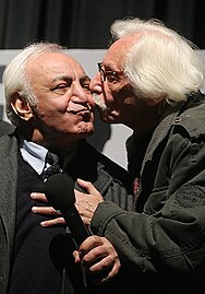 שחקן איראני מנשק על הלחי שחקן איראני אחר