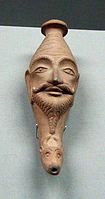 2015-13-101702 - Hotan Museum - Keramik mit Kuh- und Menschenkopf, Tang Dynastie.JPG