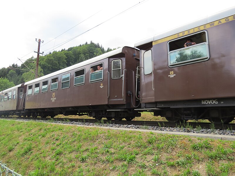 File:2018-06-17 (402) Mh6 with Ötscherbär before Bahnhof Frankenfels, Austria.jpg