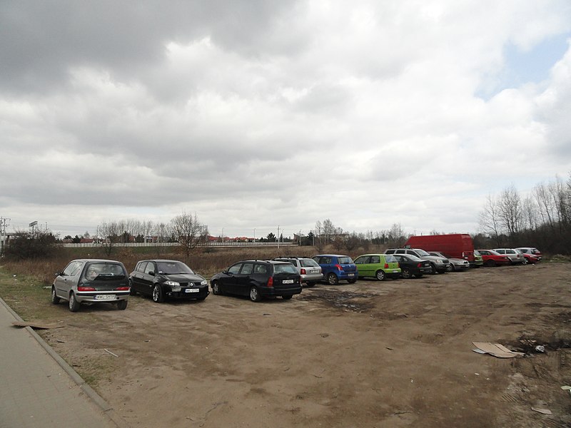 File:2019 osiedle Wilno, parking.jpg