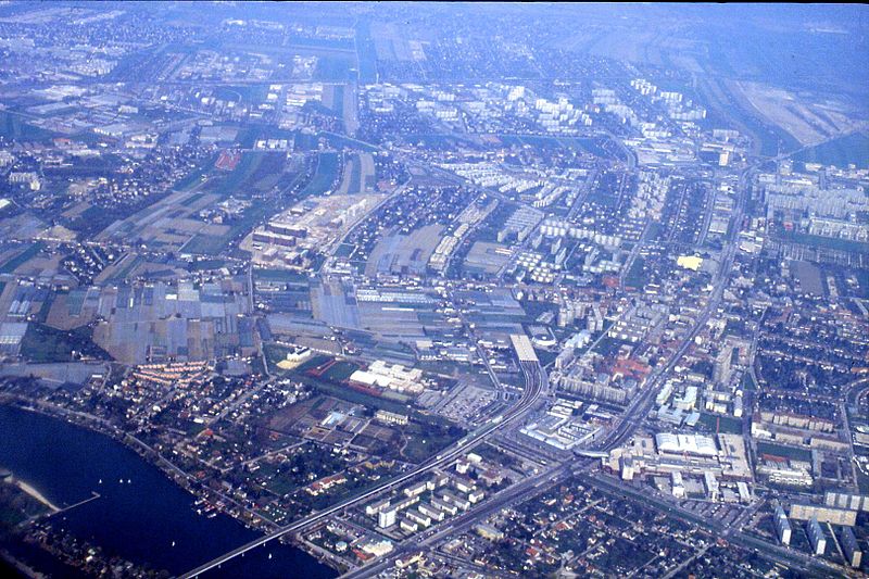 File:210L08170493 Flug über Wien, Alte Donau, Donaufeld, Kagran, U Bahn Endstelle Zentrum Kagran, Wagramerstrasse.jpg