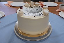 Gâteau d'anniversaire aux couleurs de Wikipédia