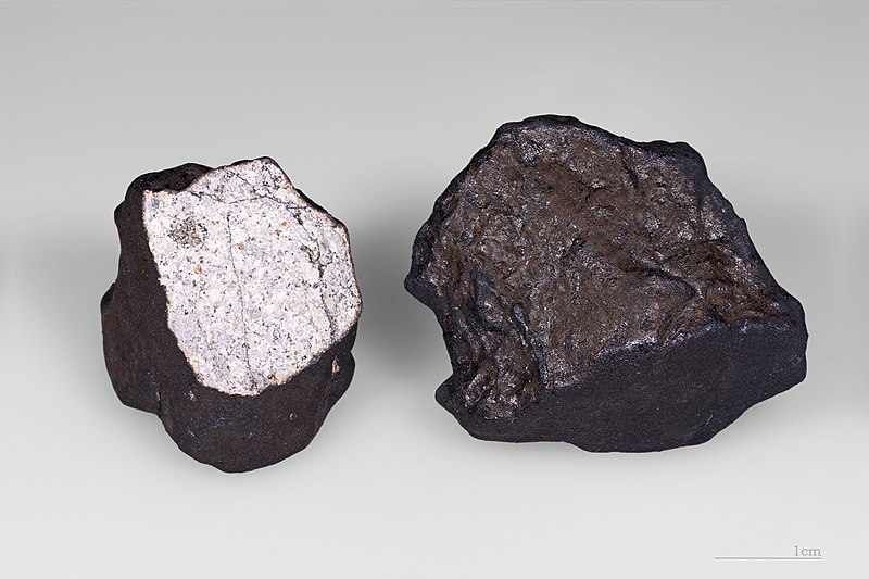 File:2 Cheljabinsk meteorite fragment.jpg