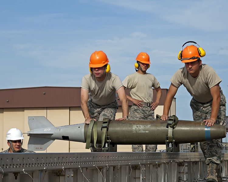 File:363rd Training Squadron places inert MK 82 LD munitions onto 40-foot rail set 130710-F-NS900-001.jpg