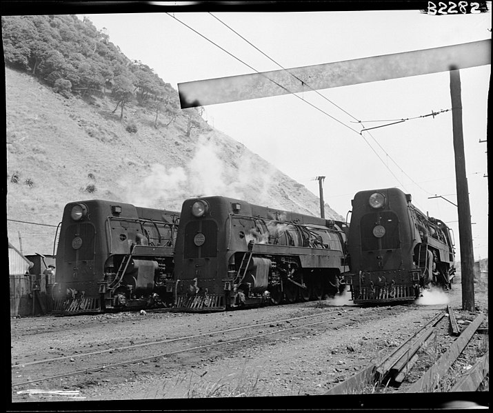 File:3 KA's 963, 932, 964 streamlined at Paekakariki. PHOTOGRAPHER F.G. Tingay DATE 1951.jpg