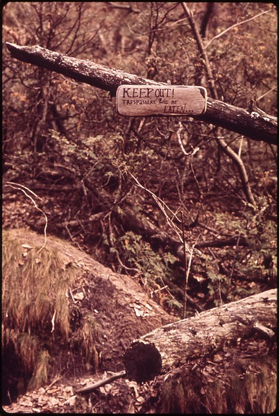 File:ALONG LAKE MICHIGAN. SIGN READS, KEEP OUT. TRESPASSERS WILL BE EATEN - NARA - 547123.tif