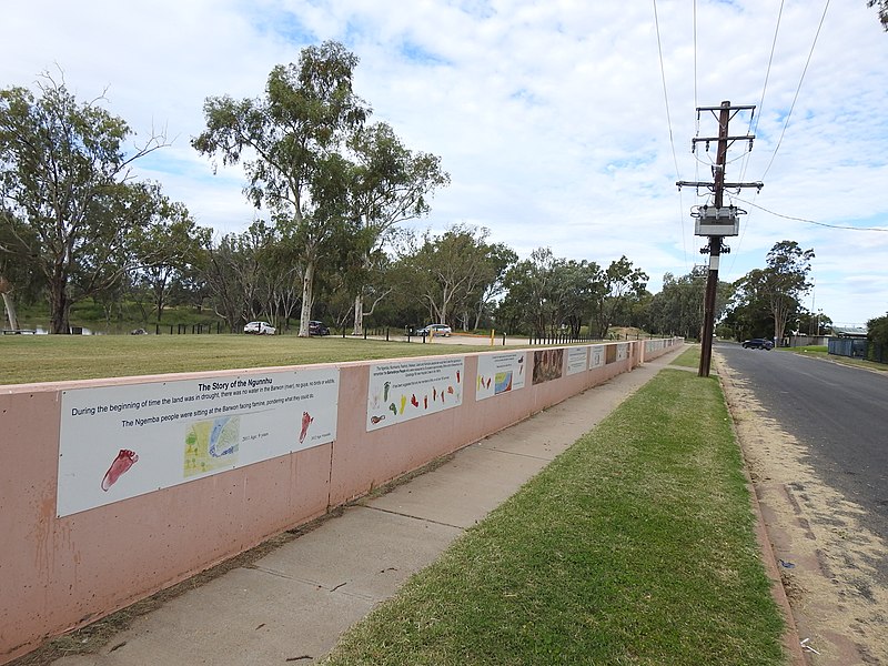File:AU-NSW-Brewarrina-levee wall-2021.jpg