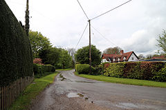 Jalan melalui Housham Tye, Essex, Inggris 02.jpg