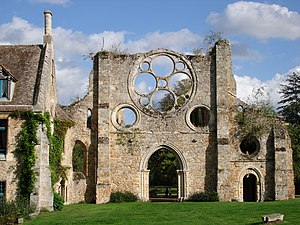 Abbaye des Vaux-de-Cernay. Lieu lié à l'histoire de France depuis le XIIe siècle (Cisterciens et croisades).