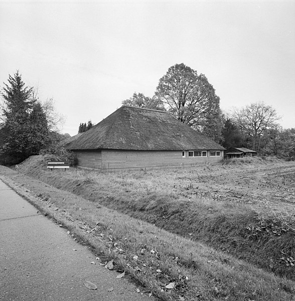 File:Achtergevel van de voormalige stalling, thans galerie en houten gebouwtje - Esbeek - 20330780 - RCE.jpg