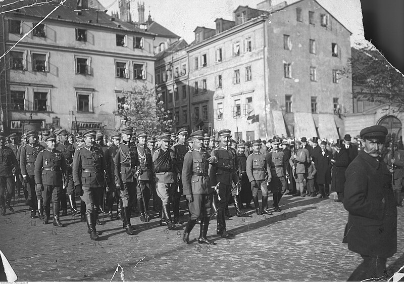 File:Adam Dulęba - Grupa polskich wojskowych na placu Zamkowym w Warszawie (22-238).jpg