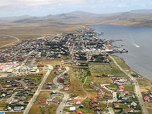 Puerto Argentino con la desembocadura del arroyo de fondo.