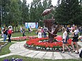 La composición escultórica "Cigüeñas" en el parque cercano a la plaza.