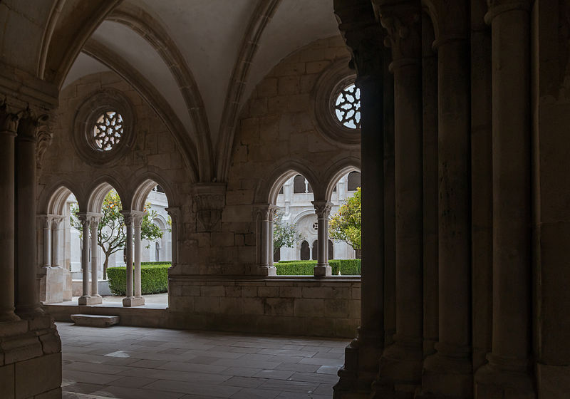 File:Alcobaça-Monsteiro de Santa Maria-Sala do Capítulo-Saída para o claustro-20140915.jpg