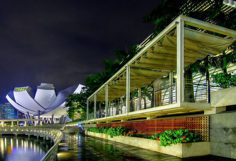 File:Along the boardwalk at Marina Bay (8191621231).jpg