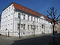 Altes Gymnasium „Carolinum“ (Schliemann Gymnasium) mit Gedenkplatte für Heinrich Schliemann