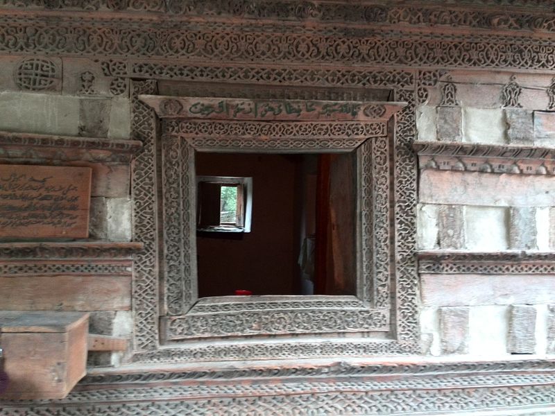 File:Amburik Mosque Window 1.jpg