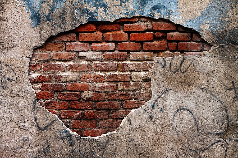Обои трещина в стене. Кирпичная стена фон. Обвалившаяся штукатурка на кирпичной стене. Разрушенная стена. Кирпичная стена рисунок.