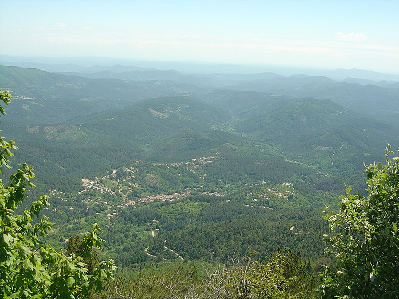 File:AsCy Pré de la Dame 30-belvédère des Bouzèdes-Vue Génolhac.jpg