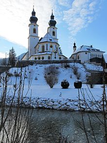 Pfarrkirche im Winter (im Vordergrund die Prien)