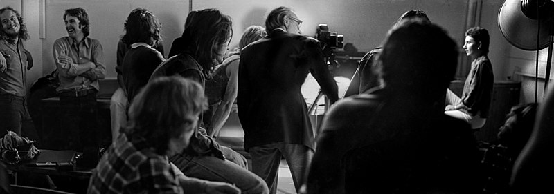Athol Shmith demonstrates lighting techniques to a second year photography class at Prahran College of Advanced Education in 1975.