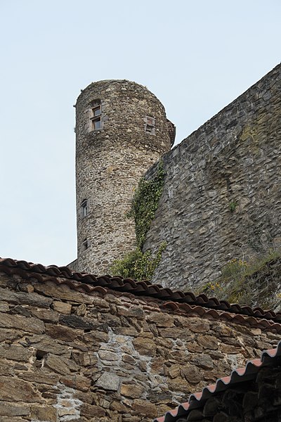 File:Auzon (Haute-Loire) Château 003.jpg