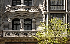 Balcón de piedra y retroceso, visto de frente y muy ornamentado