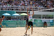 Deutsch: Beachvolleyball bei den Olympischen Jugendspielen 2018; Tag 11, 17. Oktober 2018; Jungen, Spiel um Platz 3 – Argentinien-Ungarn 2:0 (21–15/21–15) English: Beach volleyball at the 2018 Summer Youth Olympics at 17 October 2018 – Bronze Medal Match – Argentina-Hungary 2:0 (21–15/21–15)