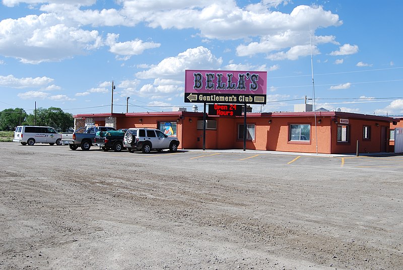 File:Bella's Gentlemen's Club.JPG