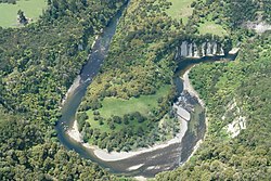 Bends in Manganui a te ao - panoramio.jpg